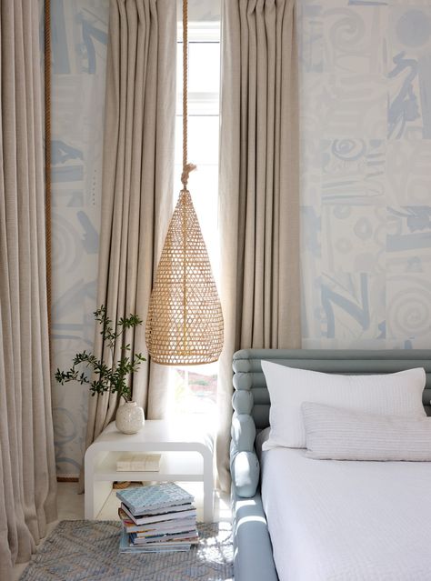 Alys Beach guest room by Melanie Turner, wallpaper by Sally King Benedict. Photographed by Mali Azima. Alys Beach Interiors, Beach Guest Room, Melanie Turner, Melanie Turner Interiors, House Beautiful Magazine, Beach Interior, Alys Beach, Fine Arts Degree, Home Board