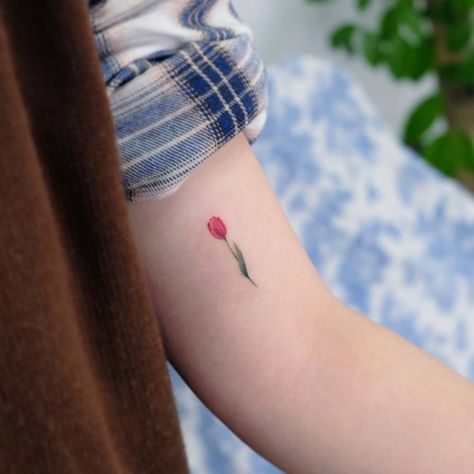 Tulip Tulip Tattoo, Palm Tattoos, Cool Tattoo, Shape Tattoo, Small Girl Tattoos, Unique Tattoo Designs, Tattoo Trends, Little Tattoos, Forearm Tattoos