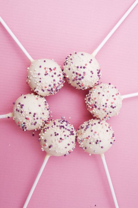 Dessert On A Stick, Wallpers Pink, Cake Pop Designs, Food Vintage, Pink Sweets, Photo Food, Oreo Pops, Chocolate Shells, Valentine's Day Recipes