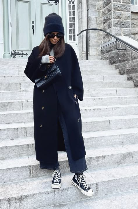 Cold Sunny Day Outfit, London Trip, Woman In Black, Outfits With Converse, Looks Street Style, Outfit Trends, Winter Fits, Coat Outfits, Mode Inspo