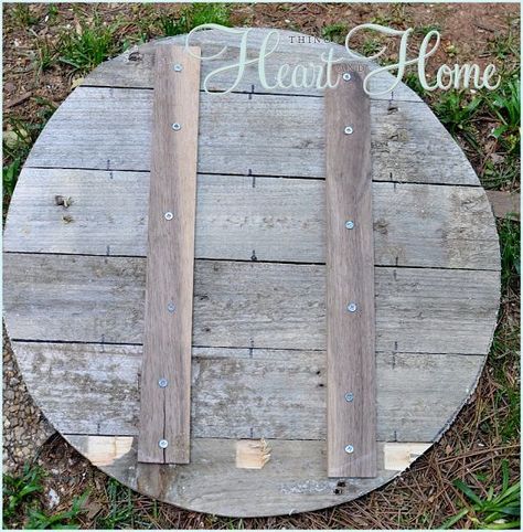 EASY DIY Pallet Clock! Pallet Clock, Clock Craft, Wood Pallet Wall, Porch Makeover, Screen Porch, Wood Clock, Recycled Pallets, Pallet Outdoor, Diy Holz