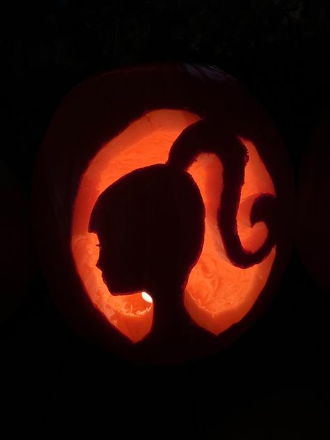 Super cool Barbie silhouette pumkin carving.Feel free to screenshot this and print it for your pumpkin this Halloween.Happy Halloween! Barbie Carved Pumpkin, Cute Witch Pumpkin Carving, Teen Girl Pumpkin Carving Ideas, Pumpkin Carving Ideas Monster High, Pumpkin Carving Ideas Barbie, Pumpkin Designs Cute, Bow Pumpkin Carving Ideas, Pumpkin Carving Ideas Bow, Pumpkin Carving Ideas Pretty