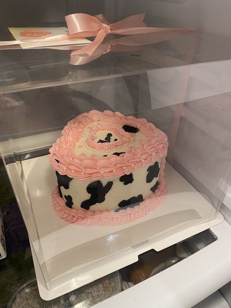 PINK COW HEART SHAPED CAKE!!! nontraditional birthday cake (simple lambeth style) Cow Print Cake, Birthday Cake Simple, Cow Print Cakes, Heart Shape Cake, Cow Heart, Heart Shaped Cake, Shaped Cakes, Cake Simple, Shaped Cake