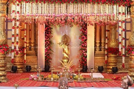 Tamil Marriage Stage Decoration, Simple Hindu Wedding Stage Decorations, Muhurtham Stage Decor, Traditional Stage Decoration For Wedding, Lotus Stage Decoration, Tamil Wedding Stage Decoration, Hindu Marriage Stage Decoration, Hindu Traditional Wedding Stages, Tamil Wedding Mandap