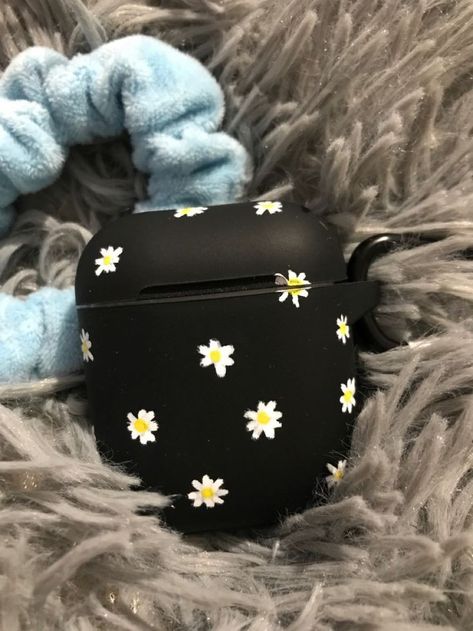 Charger Art, Cute Ipod Cases, Apple Airpods Case, Diy Phone Case Design, Earbuds Case, Ipod Cases, Cute Cases, Airpods Case, Daisy Print