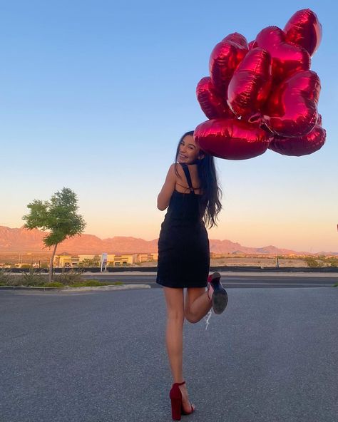 Photoshoot with heart-shaped balloons Balloons Graduation, Sweet 16 Photos, Valentine Photo Shoot, Red Bridal Dress, Balloon Pictures, Valentine Picture, Valentines Balloons, Valentines Day Photos, Red Sunset