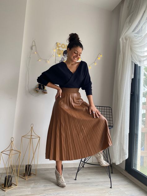 Bronze Pleated Skirt Outfit, Green Skirt Outfits, Comic Clothes, Pleated Skirt Outfit, Pretty Dress, Skirt Outfit, Green Skirt, The Temple, Fashion Girl