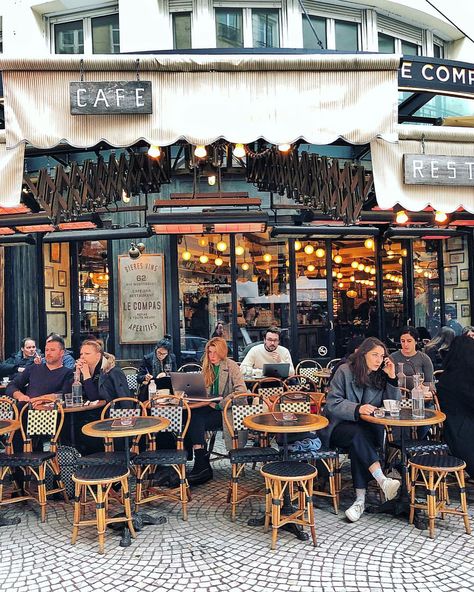 Happy Friday everyone! Bon Vendredi à tous! ✨ The Parisian cafe terrace, part people watching, part work station... what could be a more… Paris Cafe Interior, Pretty Cafe, Restaurant Layout, Sidewalk Cafe, Cafe Society, Cafe Terrace, Parisian Cafe, French Coffee, Cafe Bistro