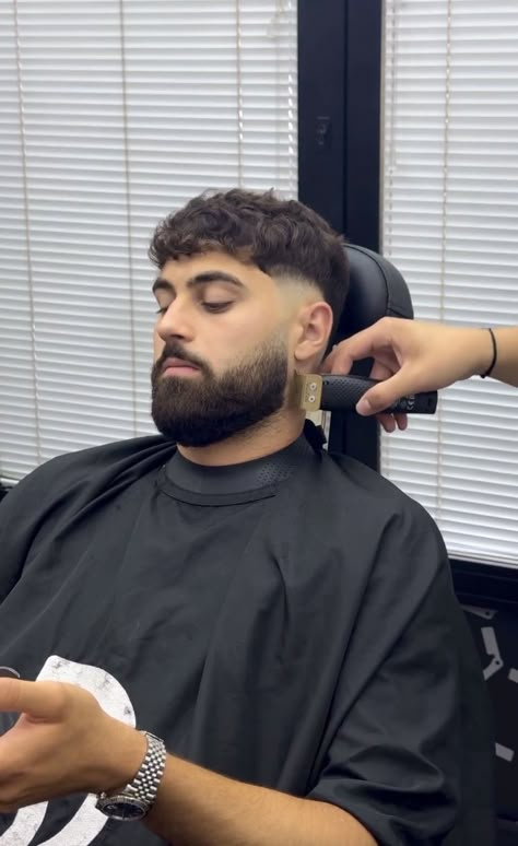 Beard With Short Hair, Theo Hernandez Haircut, Full Beard Styles For Men, Fade With Beard, Full Beard Styles, Best Hair Cut, Beard Trend, Man Hairstyle, Fade Haircut Styles