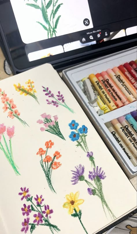 Oil Pastel Wildflowers, Flowers Color Pencil Drawing, Flowers Crayon Drawing, Soft Pastel Art Aesthetic, Oil Pastel Small Drawings, Flower Drawing Pastel, Easy Drawings With Crayons, Flower Art Oil Pastel, Oil Pastel Art Aesthetic Flowers