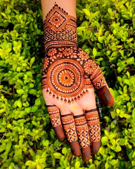 New Mehndi Designs Mahendi Designs Latest Front Hand, Mehndi Art Designs Front, Mehndi Designs Fingers, Brides Mehndi, Henna Tattoo Design, Finger Mehndi, Simple Mehendi, Tattoos Henna, New Mehndi