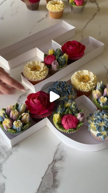 Custom Floral Cupcakes & Workshops | Adelaide 🇦🇺 on Instagram: "🌸 MONOGRAM CUPCAKE LETTER BOXES 🌸 These are new to #thecupcakefloristry   Perfect for weddings, anniversaries and birthdays.   🧁 DM for order enquiries (South Australia) #adelaidebakes #adelaidecupcakes #buttercream #edibleart #flowersyoucaneat #cupcakeinspo #cupcakestagram #cupcakeartist #floralpiping #cakelove #cupcakes #cupcakeart #cupcakeoftheday #instacake #cakesofinstagram #floralcupcakes #buttercreamcupcakes #flowercupcakes #thecupcakefloristry #cupcakebouquet  #numbercakes #numbercupcakes #adelaidewedding #anniversarycake #weddingcupcake #monogramcupcakebox #monogramcake #monogrameverything #monogram" Cupcake Letter Boxes, Cupcakes Bouquet Ideas, Cupcakes With Initials, Cupcakes In Letter Boxes, Wedding Cupcakes With Initials, Anniversary Cupcake Ideas, Cupcake Letters, Hydrangea Cupcake Bouquet, Mother’s Day Cupcake Flower Bouquet