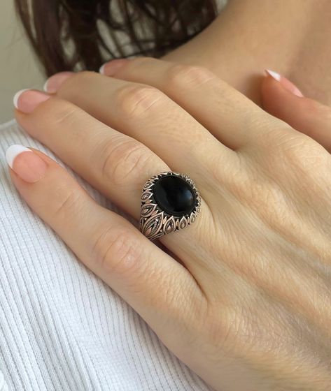 Silver Rings For Women Unique, Black Gemstone Ring, The Ring Face, Extraordinary Jewelry, Black Stone Ring, Casual Rings, Ring Ideas, Box Making, Statement Ring Silver