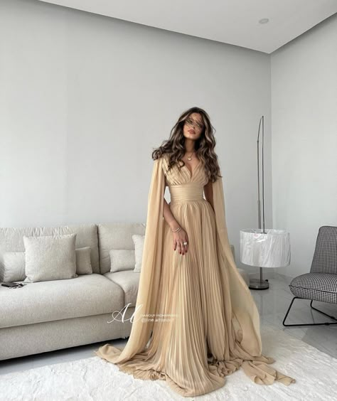 Maternity Wedding Guest, Fitted Homecoming Dresses, Matric Dress, Champagne Evening Dress, Cute Formal Dresses, Maternity Wedding, Soiree Dresses, White Evening Dress, Women Dresses Classy