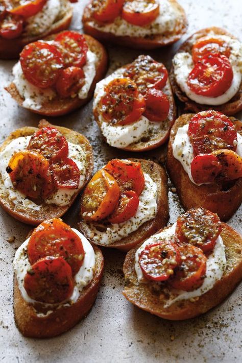 Tomato Crostini, Labneh Recipe, Za Atar, Camille Styles, Toasted Bread, Roasted Tomato, Lebanese Recipes, Middle Eastern Recipes, Arabic Food