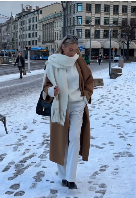 Long Coat Picture Ideas, White Toque Outfit, Winter Austria Outfit, Winter Europe Outfits Street Style, Winter Village Outfit, White Winter Hat Outfit, Virginia Winter Outfit, Snowing Winter Outfit, Switzerland Autumn Outfit