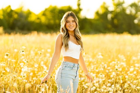 SLZ Photography | Top Rochester Senior Photographer Senior Picture Poses, Female Portrait Poses, Cute Senior Pictures, Senior Photoshoot Poses, Senior Portraits Girl, Senior Photography Poses, Senior Portrait Poses, Senior Photo Poses, Senior Photo Outfits