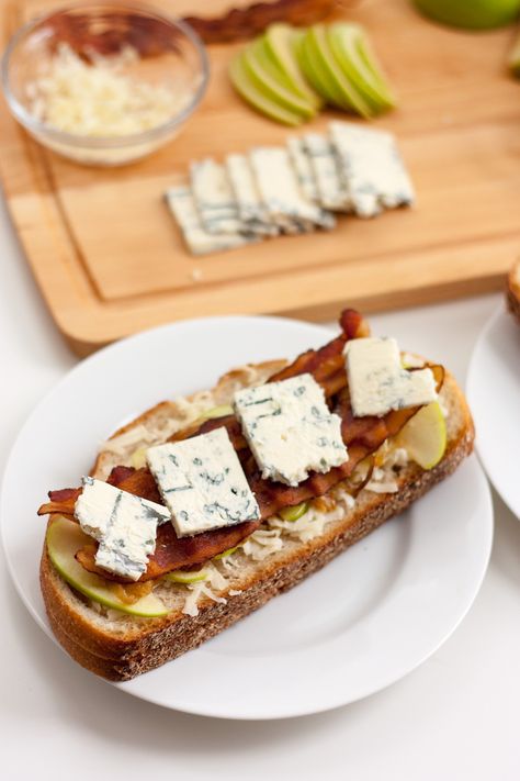 Blue Cheese Sandwich, Easy Grilled Cheese, Blue Cheese Recipes, Sandwhich Recipes, Cheese Bagels, Cheese Sandwich Recipes, Cheese Biscuits, Vegetarian Sandwich, Bleu Cheese