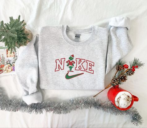 Diy Grinch Shirt, Sweatshirt And Shirt Outfit, Outfit Ideas Shirt, Christmas Sweatshirt Ideas, Sweatshirt Inspiration, Preppy Christmas Gifts, Jumper Ideas, Shirt Outfit Ideas, T Shirt Fundraiser