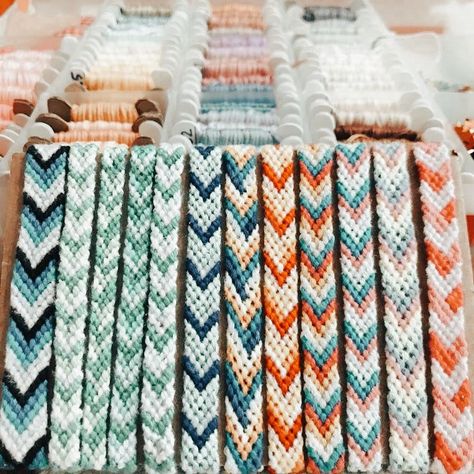 Boho Thread Bracelets, Friendship Anklets Diy, Summer String Bracelets Colors, Friendship Bracelets Aesthetic, Chevron Bracelets, Chevron Friendship Bracelets, Diy Bracelets With String, String Bracelet Patterns, Friendship Bracelets Easy