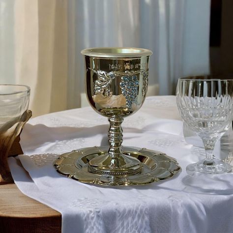 Erhöhen Sie Ihren Shabbat- und Feiertagstisch mit dieser eleganten silbernen Kiddush-Tasse, die mit atemberaubenden blauen Steinintarsien in Form von Traubentrauben verziert ist. Dieses zeitlose Schmuckstück ist sowohl funktional als auch dekorativ und verbindet traditionelle Symbolik mit moderner Raffinesse. ✨ Eigenschaften: Hergestellt aus hochwertigem Silber für ein luxuriöses Aussehen und Gefühl Wunderschön eingelegte blaue Steine im Traubendesign, die Fülle und Segen symbolisieren Perfekt für Kiddush, Havdalah oder einen besonderen Anlass Diese Kiddush-Tasse ist ein besonderes Geschenk für Hochzeiten, Bar / Bat Mitzvahs oder Einweihungsfeiern. Es ist nicht nur ein Ritualobjekt - es ist ein Kunstwerk, das Ihrem Tisch Schönheit und Heiligkeit verleiht. Kiddush Cup, Blue Stones, Stone Inlay, Holiday Table, Holiday Tables, Bat Mitzvah, Blue Stone, Raisin, Meaningful Gifts