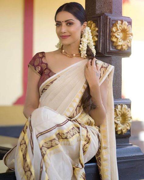 Mamta Mohandas Sophisticated Looks And Outfits Mamta Mohandas, Light Pink Crop Top, Saree Photos, Floral Print Sarees, Traditional Indian Jewellery, Fancy Sarees Party Wear, Set Saree, Mermaid Evening Gown, Men Stylish Dress