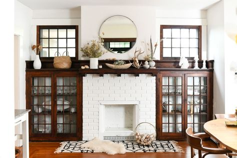 Dark Wood Shelves, Craftsman Living Room, Craftsman Fireplace, White Brick Fireplace, Craftsman Home Interiors, Craftsman Decor, Craftsman Interior, Lounge Design, Tabletop Accessories