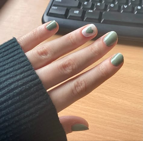 Simple Nails Without Designs, Cute Simple Painted Nails, Green And White Nail Designs Short, Sage Green Nail Art Short, Cute Nails For Small Nails, Aesthetic Painted Nails Short, Sage Green Short Nails Design, Short Sage Green Nails Design, Easy Nail Inspo For Short Nails