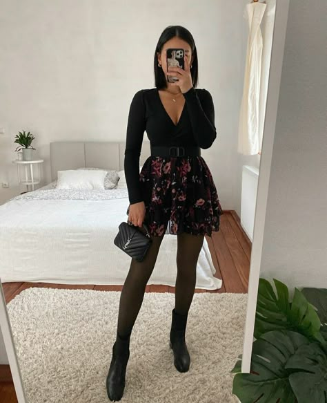 Floral Tights Outfit, Floral Print Skirt Outfit, Print Skirt Outfit, Outfits With Tights, Printed Skirt Outfit, Floral Skirt Outfits, December Outfits, Casual Women Outfits, Outfit Botas