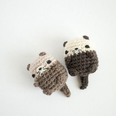 Happy floaty otters!Pattern in Mini Crochet Creatures. Crochet Otter Keychain Free Pattern, Small Things To Crochet When Bored, Mini Plushies Crochet, Tiny Crochet Patterns, Otter Amigurumi, Crochet Otter, Crochet Creatures, Pola Amigurumi, Mini Crochet