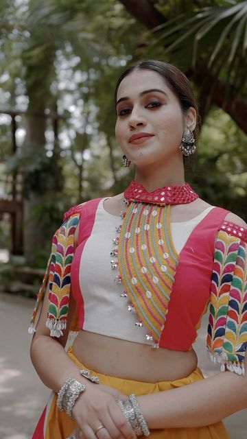 New Designer Blouse, Garba Outfit, Choli Blouse Design, Long Blouse Designs, Latest Blouse Designs Pattern, Traditional Blouse Designs, Latest Model Blouse Designs, Fashionable Saree Blouse Designs, Blouse Design Images