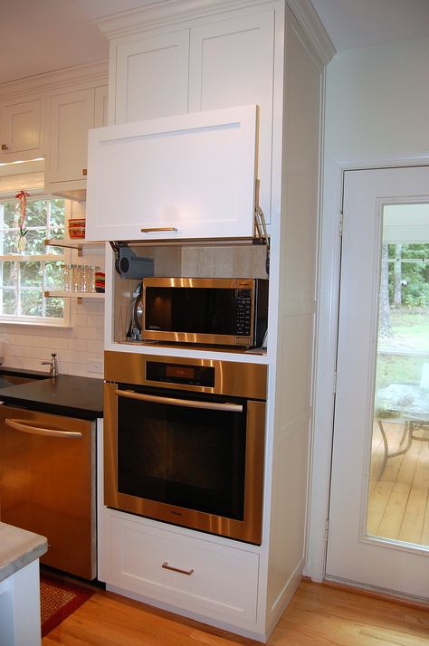 hidden microwave above wall oven unit  kitchen design by Leslie Stephens Design  www.lesliestephensdesign.com Small Kitchen Design Ideas, Microwave Cabinet, Oven Cabinet, Small Kitchen Design, Rustic Country Kitchens, Single Wall Oven, Kitchen Solutions, Casas Coloniales, Modern Kitchen Cabinets