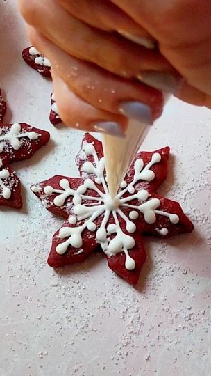 30K views · 3.2K reactions | Red Velvet Snowflake Cookies Recipe! ❤️❄️ Follow @sashacakeschicago for more! Happy Thanksgiving weekend, friends! You will need: 1/2 cup unsalted butter 3/4 cup granulated sugar 1 egg 1 tbsp red food coloring gel 1/2 tsp vanilla 1 tsp unsweetened cocoa powder 1 tbsp melted dark chocolate 1 1/2 cups all-purpose flour 1 tsp baking powder 1/2 tsp salt Royal Icing: 1 1/4 cup powdered sugar 1 tbsp meringue powder 1/4 cup warm water 1/2 tsp vanilla Directions: Preheat oven to 400°F. 1. In the bowl of stand mixer fitted with the paddle attachment, mix the butter and sugar on low speed. Add egg, red food coloring gel, vanilla, cocoa, and melted chocolate. Once all combined, add flour, baking powder and salt, continue mixing on low speed until the dough forms a ball Snowflake Cookies Recipe, Happy Thanksgiving Weekend, Mouse A Cookie, Snowflake Cutouts, Unsweetened Cocoa Powder, Chocolate Roll, Thanksgiving Weekend, Snowflake Cookies, Meringue Powder