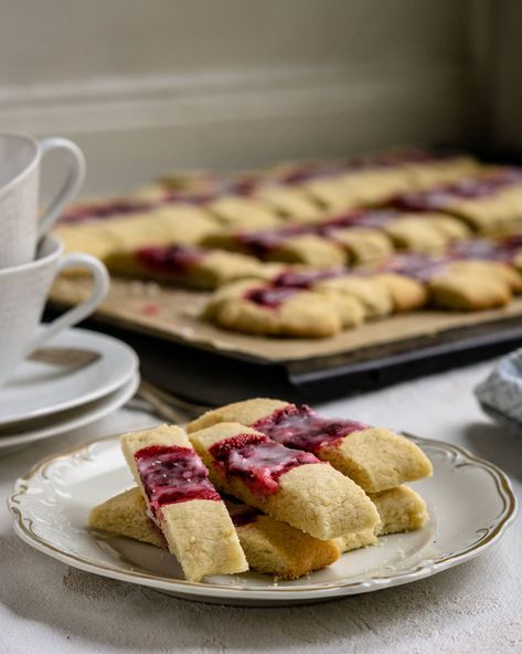 Swedish raspberry ribbons via @swedishspoon Swedish Christmas Food, Raspberry Cookie Recipes, Jelly Slice, Raspberry Desserts, Raspberry Cookies, Jam Cookies, Norwegian Food, Buttercream Filling, Slices Recipes