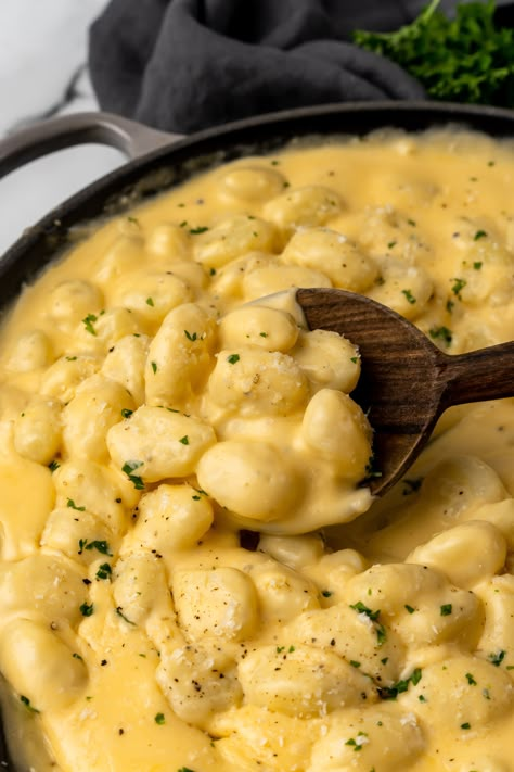 a wooden spoon scooping three cheese gnocchi mac and cheese out of a black skillet Gnocchi Mac And Cheese, Cheese Gnocchi, Gnocchi Sauce, Gnocchi Recipes Easy, Gnocchi Dishes, Potato Dumplings, Gnocchi Recipes, Three Cheese, Mac Cheese