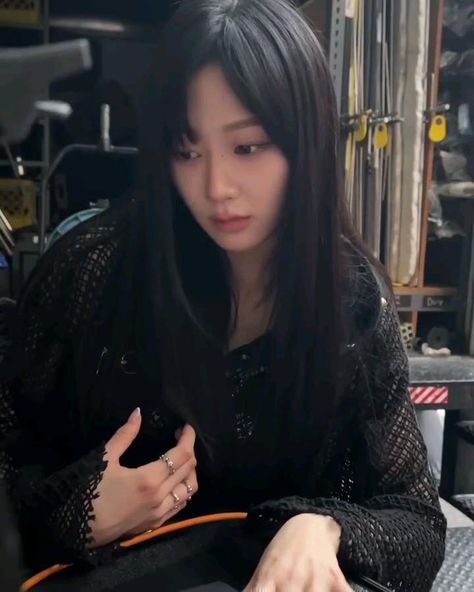 #giselle #지젤 #ジゼル #aeriuchinaga  #에스파 #aespa 🌙  ——— giselle video lq pretty hands rings in black Giselle Video, Hands Rings, Aespa Giselle, Pretty Hands, Kpop Girls, Black