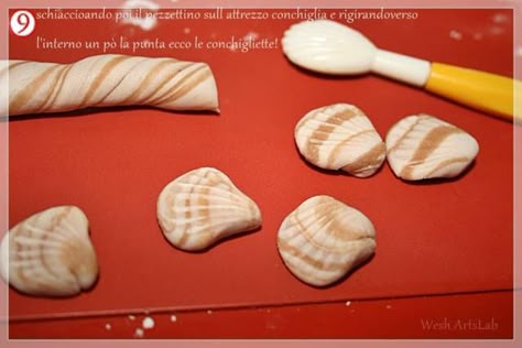 shells fondant tutorial without moulds - CakesDecor Cercei Din Lut Polimeric, Winter Torte, Nemo Cake, Fondant Tips, Fondant Techniques, Sea Cakes, Beach Cakes, Cake Topper Tutorial, Fondant Tutorial