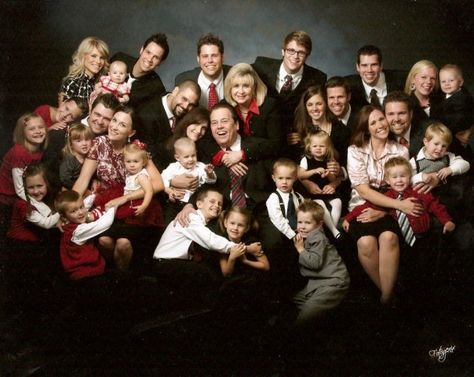 Alan Osmonds family early 2000's. Wife, 8 sons and some grandchildren. Jimmy Osmond, Debbie Osmond, Large Family Photos, Celebrity Siblings, Osmond Family, The Osmonds, Donny Osmond, Family Photo Pose, Marie Osmond