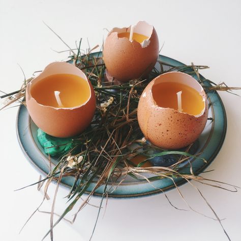 Eggshell beeswax candles DIY – Frida Be Mighty Waldorf Easter Ideas, Easter Lunch Table, Spring Nature Table, Beeswax Candles Diy, Organic Beeswax Candles, Trendy Easter, Crafts Spring, Egg Candle, Easter Lunch