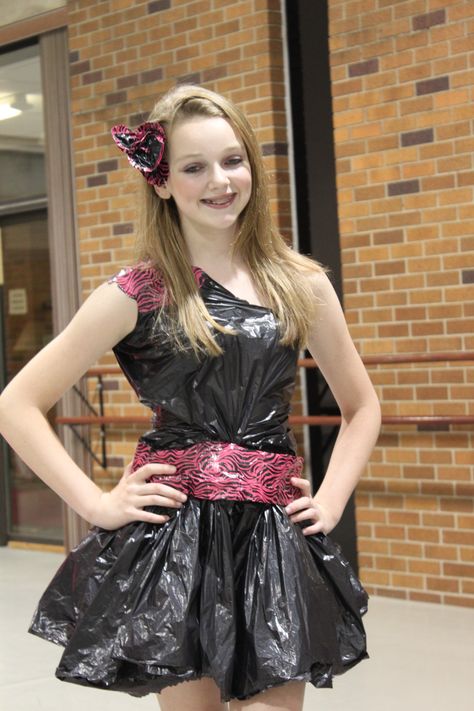 garbage bag fashion Recycled Fashion For Kids, Recyclable Fashion, Trash Bag Dress, Recycled Dresses, Recycled Gown, Trashion Fashion, Concert Costumes, Eco Project, Recycle Fashion