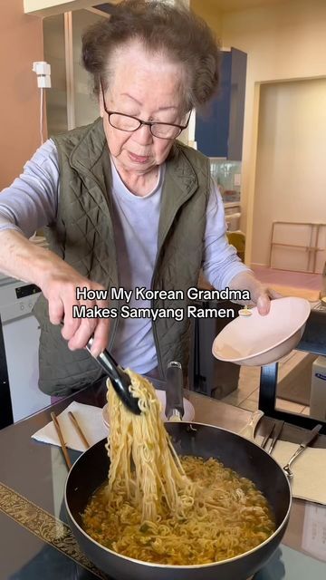 Ellen Park on Instagram: "we had a special guest today👧🏻💗 samyang ramen recipe⤵️ 3 packets of ramen 3-4 cups of water 1 tbsp green onion 2 eggs -boil noodles for 3-4 minutes -add seasoning packets -cook and stir for additional 1 minute -add green onions -crack 2 eggs and scramble in separate bowl -add eggs to ramen -cook for additional 30 seconds to 1 minute #korean #food #foodie #recipe #cooking #mukbang #cookingasmr #asmr #reels #reelsinstagram #reels video" Ramen Noodle Seasoning Recipe, Ramen Noodle Recipes Soup, Samyang Ramen, Seafood Ramen, Sushi Ideas, Chipotle Pasta, Chicken Ramen Recipe, Green Onions Recipes, Ramen Seasoning