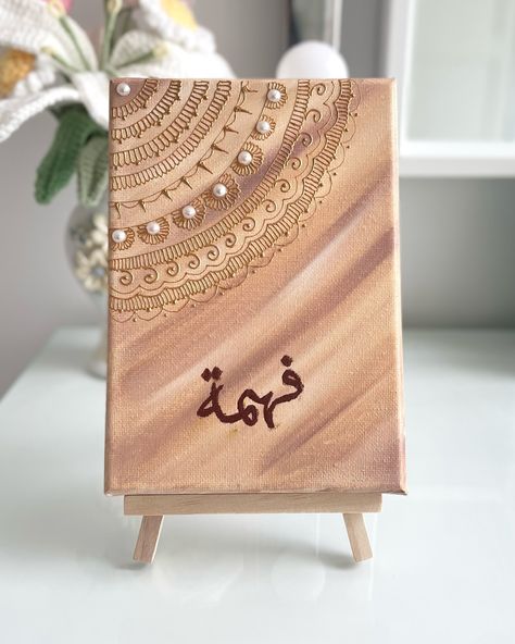 Personalised Arabic Henna Pattern Canvas🤍🤎 custom neutral serene earthy tones palette canvas decorated with a gold henna design and pearl stones𖥔 ݁ ˖⚪๋࣭ Perfect for adding a touch of elegance to your room and best gift for anyone on any occasion ‧₊˚ #hennaart #personalizedcanvas #personalizedart #earthytones #neautraldecor #homedecor #bohodecor #artisticvibes #handmadeart #customdesign #culturalart #creativedecor #eid #eiduladha Henna Canvas Art, Earthy Tones Palette, Gold Henna Designs, Henna Wall Art, Font Styles Alphabet, Henna Canvas, Henna Painting, Arabic Calligraphy Artwork, Gold Henna