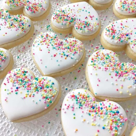 Easy Round Cookie Decorating Ideas, بيتي فور, Cookies With Sprinkles, Valentine Cookies Decorated, Smores Dessert, Resepi Biskut, Valentine Sugar Cookies, Pastel Cupcakes, Shortbread Biscuits