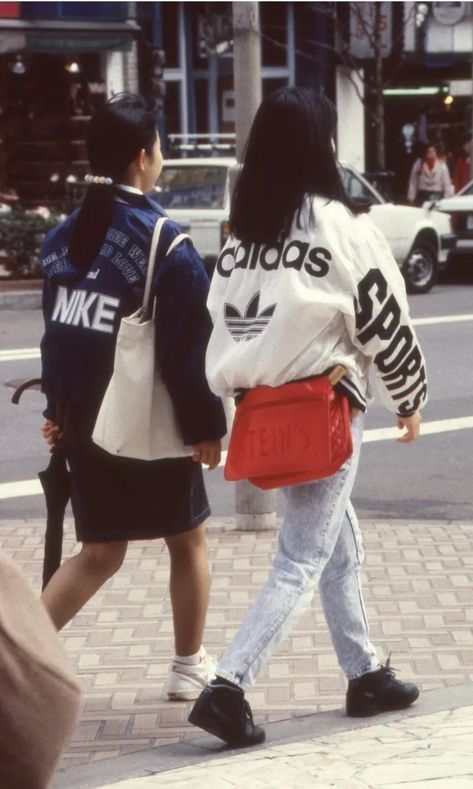 Sporty Fashion - Japan 1986 90s Japan Fashion, 90s Japanese Fashion, Japan Fashion Street, Tokyo Street Style, Estilo Hip Hop, 90s Streetwear, Japanese Street Fashion, 2000s Fashion, Japan Fashion