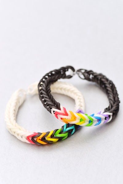 Rainbow Loom Patterns: Fishtail Rainbow Loom Pattern (youtube tutorial) See more: http://rainbowloompatterns.blogspot.com Fishtail Rainbow Loom, Loom Bands Designs, Crazy Loom, Loom Band Patterns, Rainbow Loom Bracelets Easy, Fun Loom, Loom Love, Rainbow Loom Tutorials, Loom Band Bracelets