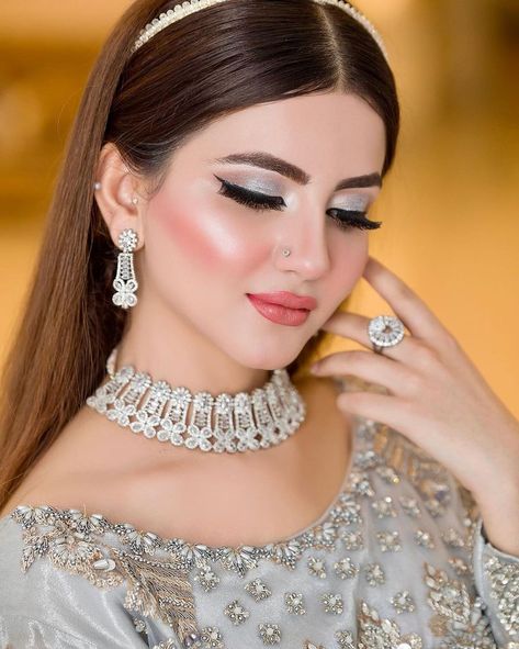 bridal makeovar Nikkah Videos, Makeup Looks Pakistani, Party Makeup Looks Pakistani, Hear Styles, Walima Makeup, Afghan Wedding Dress, Latest Bridal Makeup, Pakistani Bridal Hairstyles, Funny Family Photos