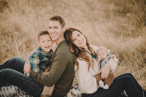 Sitting down family pose Sitting Poses For Family Pictures, Posing A Family Of Three, Four Person Family Photos, Poses Family Of 4, Family Of 4 Picture Poses Sitting, Family Photo Poses Sitting, Sitting Poses Family, Family Of 4 With Baby Photography, Family Pictures Sitting Down