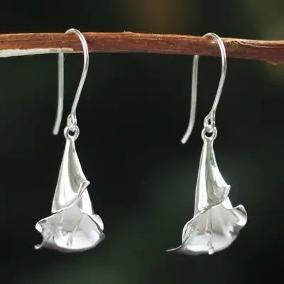 UNICEF Market | Handcrafted Fine Silver Dangle Earrings - Calla Lilies in Bloom | #earrings #callalilies #summer #summercollection #protectchildren #supportartisans #handmadeforlife #fairtrade #livelifefair #fairtradegifts #alwayshandmade #ethicallymade #artisanmade #ethical #ethicalfashion #supporthandmade #shopfairtrade #handmadewithlove #shophandmade #worldartisans #globalart #artisangoods #globalartisan #empowerartisans #UNICEFUSA #UNICEFMarket Hand Forged Jewelry, Silver Flower Earrings, Metal Clay Jewelry, Silver Jewelry Earrings, Calla Lilies, Silver Jewellery Sets, Best Jewelry Stores, Silver Jewelry Rings, Silver Jewelry Handmade