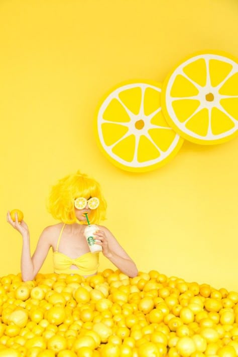 When Life Gives You Lemons: DIY Lemon Photo Booth | Studio DIY® Lemon Diy, Promo Flyer, Diy Wedding Backdrop, Studio Diy, Lemon Slices, Shotting Photo, Fruit Photography, Color Test, Diy Backdrop