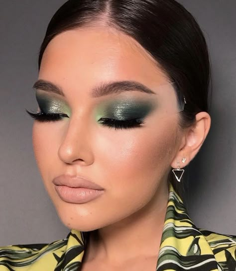 Makeup For Silver Dress, Makeup Smoky Eyes, Makeup Commercial, Dark Smokey Eye Makeup, Evening Eye Makeup, Silver Eye Makeup, Maquillage On Fleek, Gold Makeup Looks, Silver Makeup